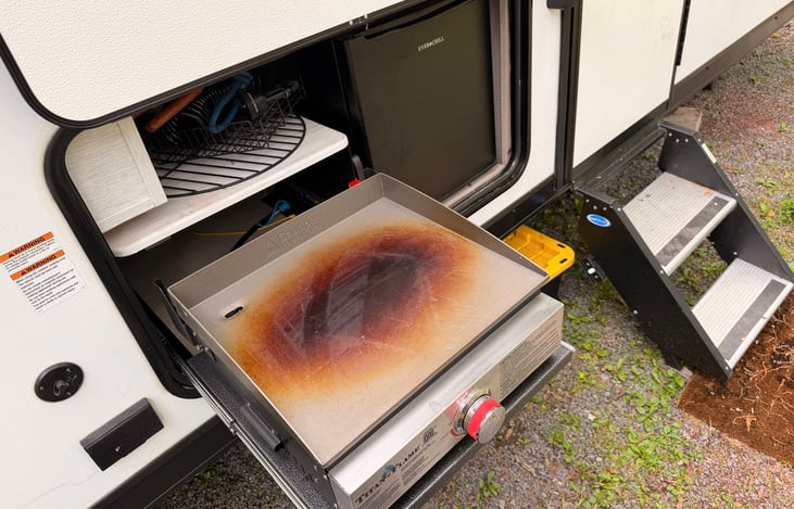 Flat top griddle pulls out