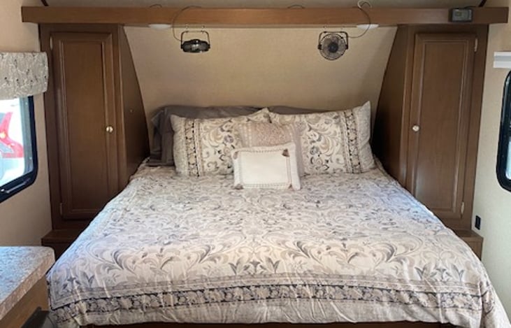 Queen bed - smart TV - many phone ports