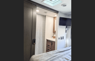 2021 27' RV with 3 Slides