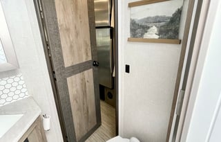 Luxurious, cozy glamper, outdoor kitchen + more!