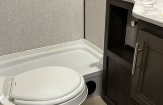 "Vanegas" Modern Private Queen Bedroom  Sleeps 6