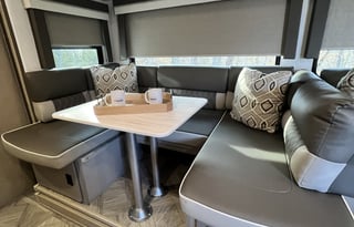 Sleeps 10! Private Bunk House and Bedroom!