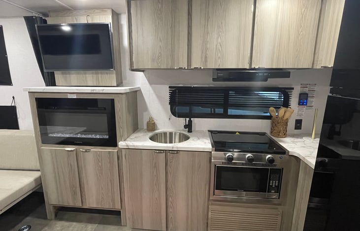 Fireplace, TV, Gas Stove microwave/oven