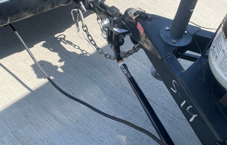 Heavy duty weight distribution tow hitch included.