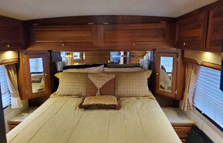 Queen size bed.  Very comfortable mattress.