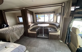 2018 Mercedes Sprinter. 25' & 14mpg!