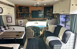 Hi I’m Toby the 2006 Fleetwood RV Tioga 31M