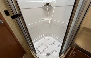 Explore in Style: 2018 Minnie Winnie 31G - Sleep9!