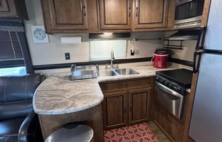 Schulz 2017 CrossRoads Zinger 30’ Travel Trailer