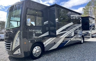 Luxury 2023 Thor Sleeps 8+