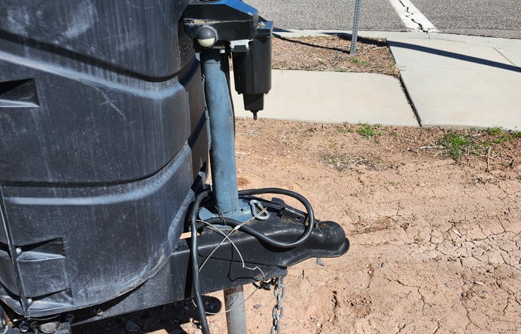 Electric jack on hitch