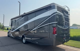Luxury Super C RV – Sleeps 10 - Thor Magnitude