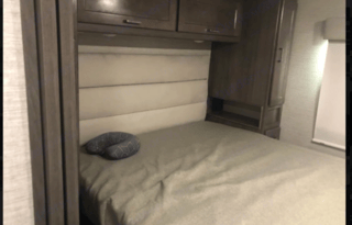 Class A Winnebago Adventurer - OMNE1021