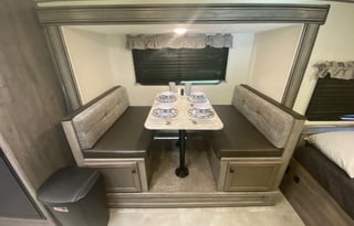 Sleeps 6 Outdoor kitchen Smart TV and SUV towable!