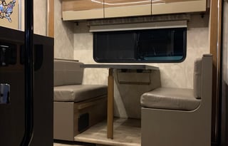 Luxury Diesel-Dog Friendly-Easy to Drive-Sleeps 6