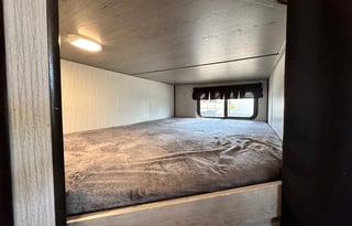 32 Ft Travel Trailer King size bed! Sleeps 8-10