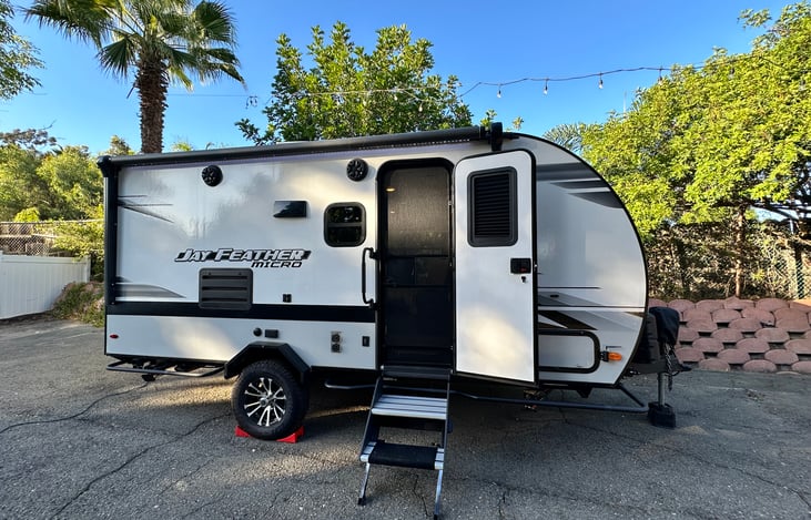 Tinted windows and screen door for privacy