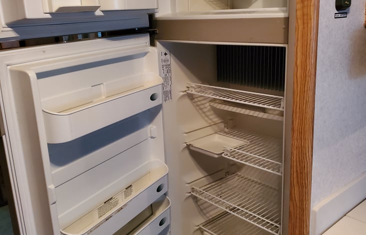 Electric/gas refrigerator/freezer with ice maker