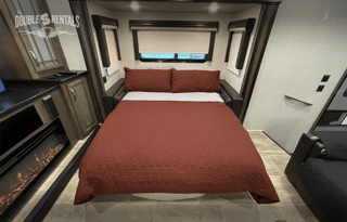 MONTANA Front Living w/ TV & Fireplace, 1.5 Bath