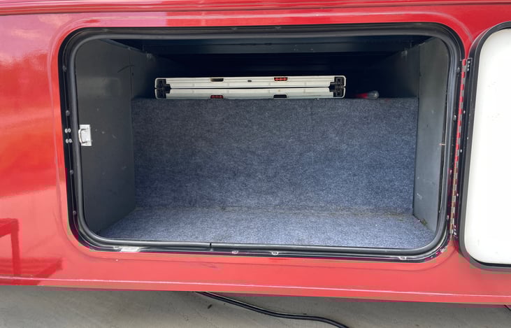 Right middle storage