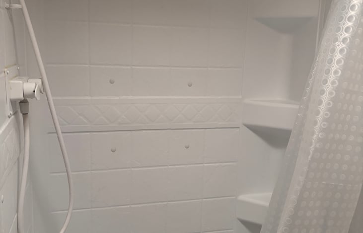 Full shower with curtain