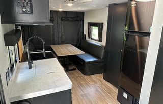 Bobo! 21 Cherokee Grey Wolf Toy Hauler