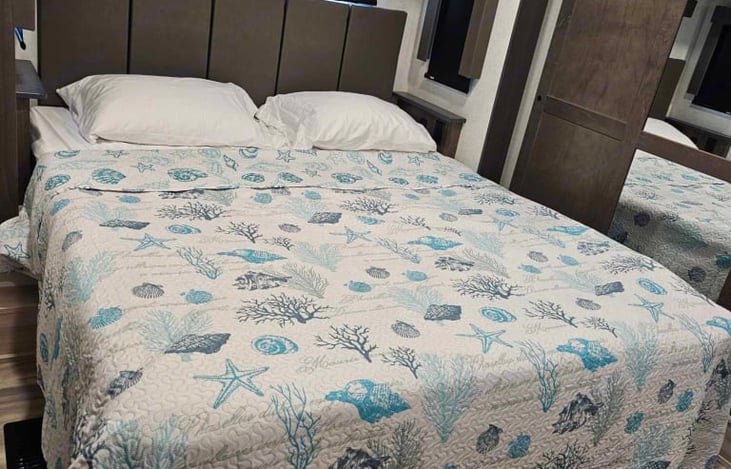 Quern bed in master.  Very comfortable mattress.