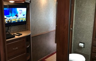 2014 Fleetwood RV Jamboree Sport 31M- LOW Miles