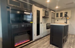 Luxury Open Range 290RLS w/ Solar – Clean & Roomy