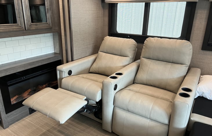 2 very comfortable lounge chairs