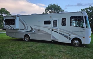 2004 Thor Four Winds Hurricane 32ft.