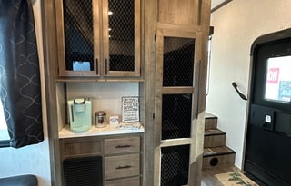 Comfortable Pet Friendly RV Loaded with Extras!!