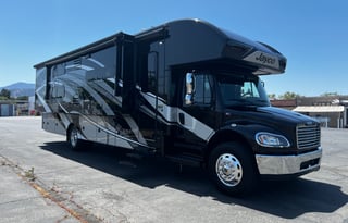 Maximus 2021 - Jayco Seneca 37L Super C w/ Solar