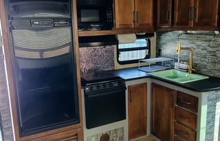 2015 Spacious Carbon Toy Hauler sleeps 8