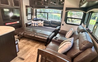 Modern 5th Wheel: Fireplace, Island & 2 Queens