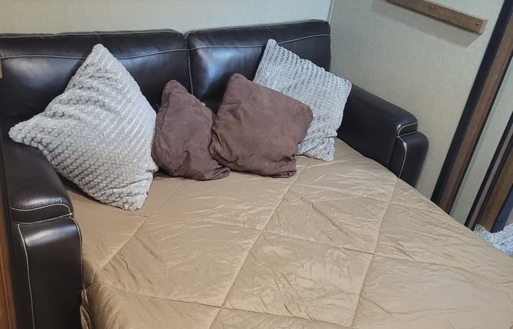 queen size pull out bed in bunk room