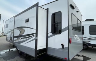 NEW 5TH WHEEL CAMPER WITH ROOM FOR EVERYONE!