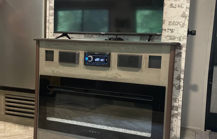 40” Roku TV, electric fireplace with multi-color settings
