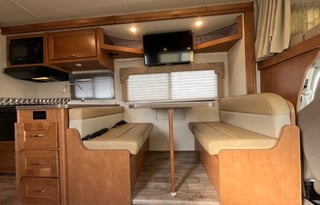 Explore in Style: 2018 Minnie Winnie 31G - Sleep9!