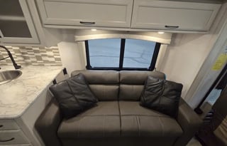 2024 Fleetwood Flair – Ultimate Luxury on Wheels!