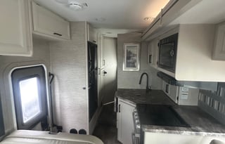 C8: NEW 2022 Thor LUXURY BIG Bed,8 Sleeper,Solar