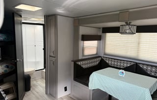 Prime Time RV Tracer 24DBS 28' Sleeps 8