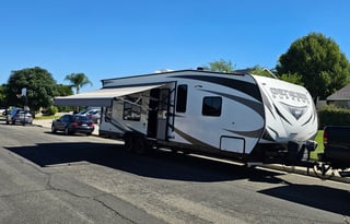 Genesis supreme toy hauler 27fs ( 32' overall )