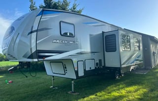 Beautiful, Clean, Modern 5th Wheel, Arctic Wolf