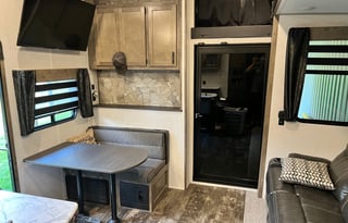 Large Toy Hauler that sleeps 8