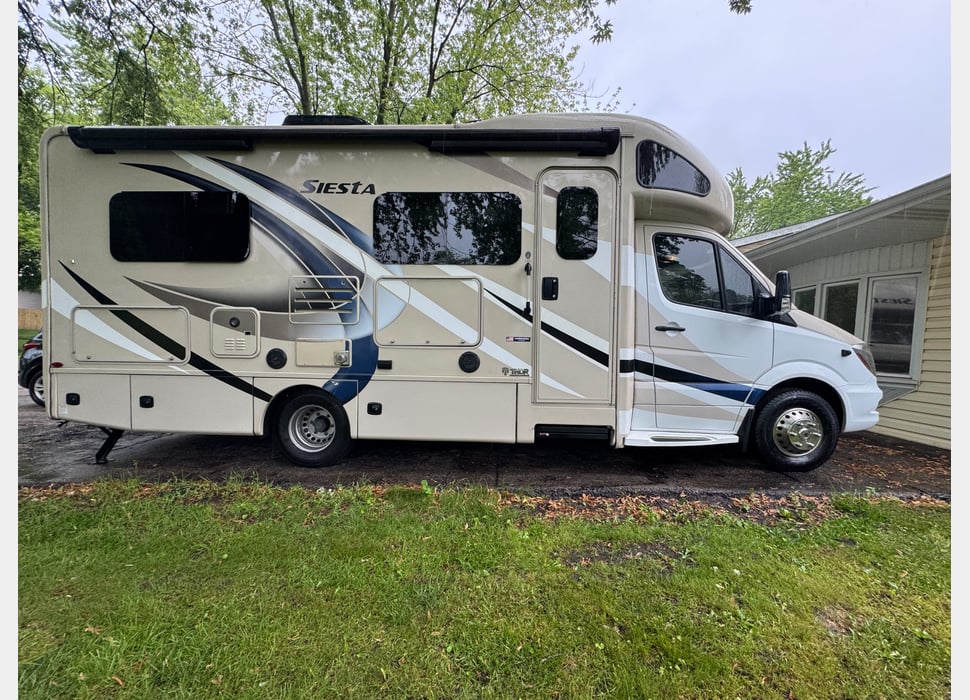 Class C Motor Home rentals in Neenah