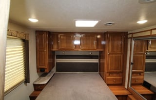 This Classy Class C is Clean, Comfortable & Cozy!