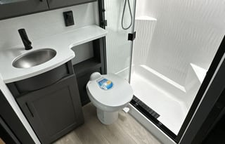 Luxury 2025 Alliance Valor 44V14 w/ 14' Garage