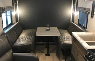 2019 Coleman 250tq Toy Hauler