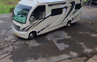 Fun on the Run! 2017 Thor Motor Coach Axis